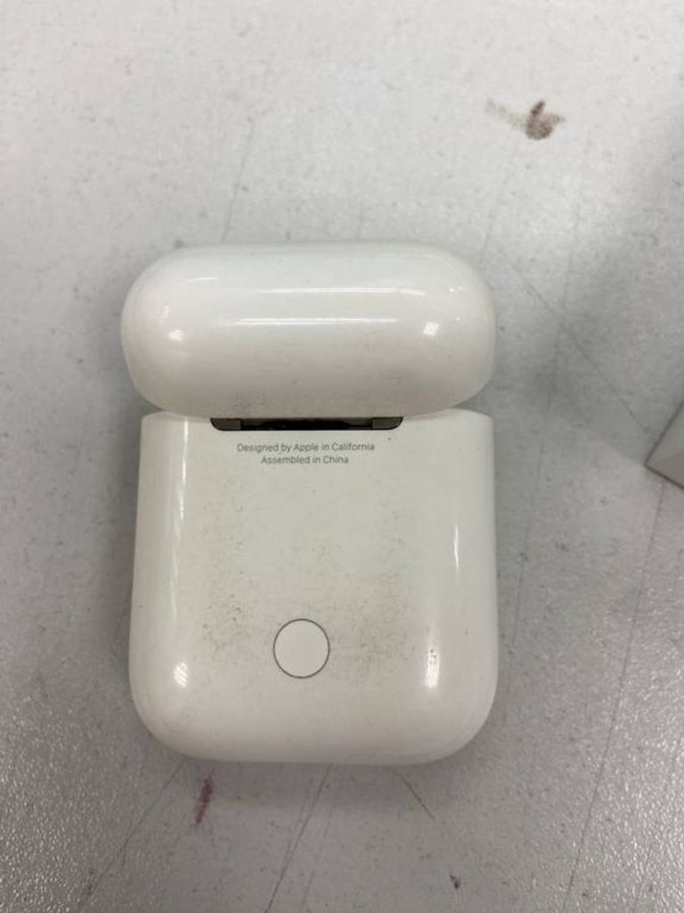 Apple airpods 2nd generation with charging case