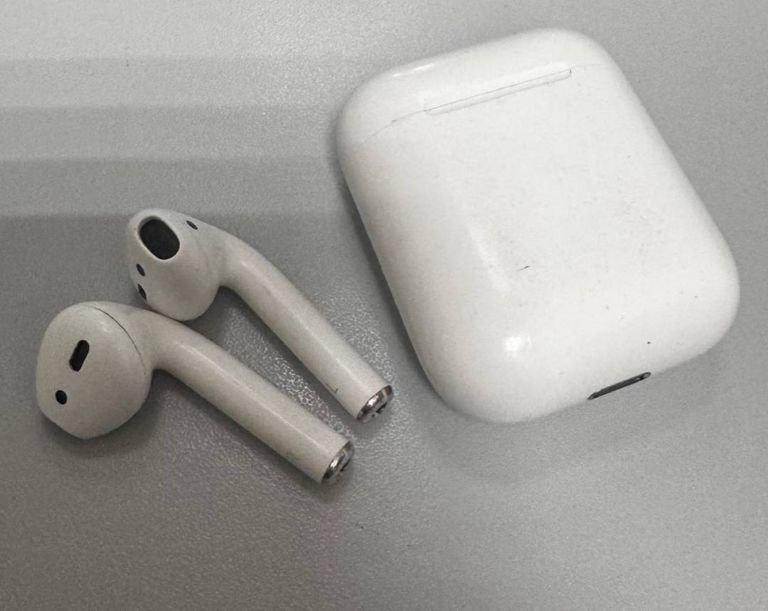 Apple airpods 2nd generation with charging case