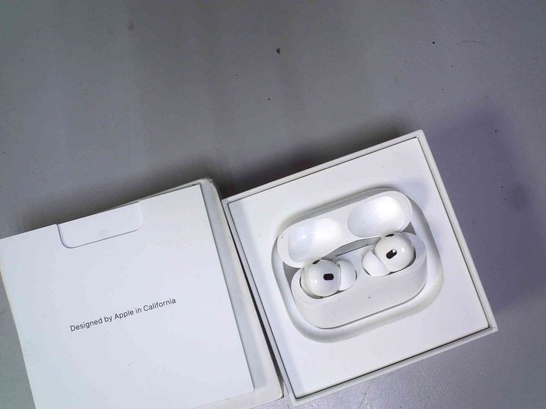 Купити Apple airpods pro 2nd generation with magsafe charging case usb-c Б/У