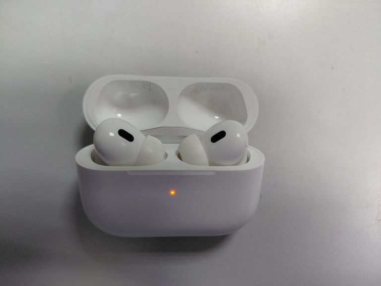Купити Apple airpods pro 2nd generation with magsafe charging case usb-c Б/У