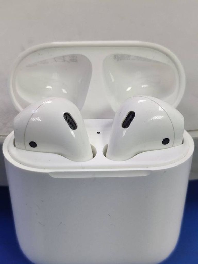 Apple airpods 2nd generation with charging case