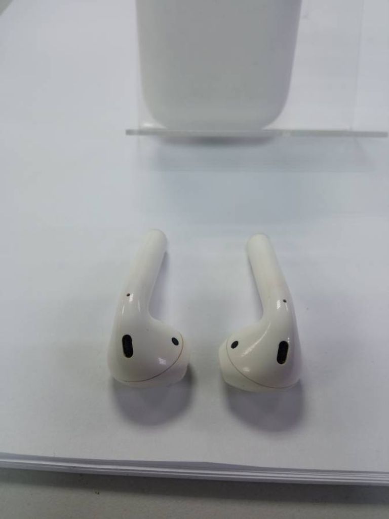 Apple airpods 2nd generation with charging case