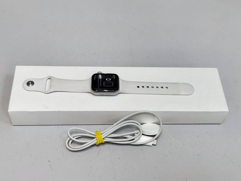 Apple watch se 2 gps 40mm aluminum case with sport