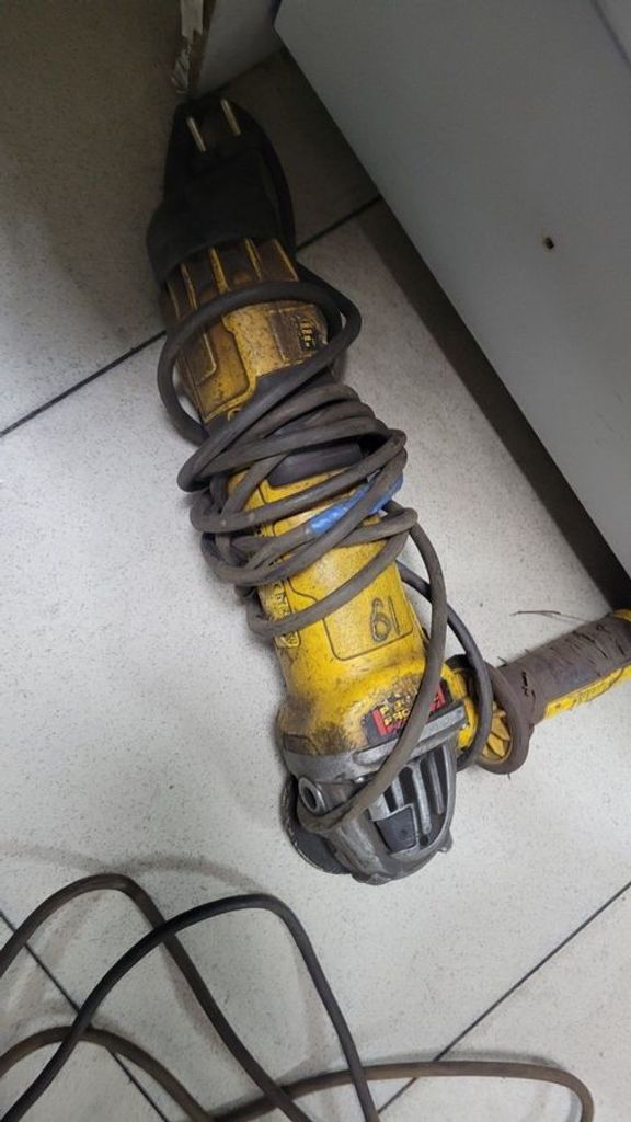 Дешево Dewalt DWE4257 з ломбарду
