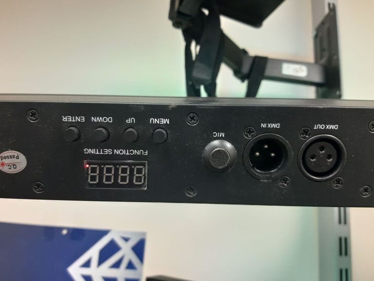 Розпродаж Chauvet Линейный LED прожектор Colorband T3 BT, продавець Техноскарб