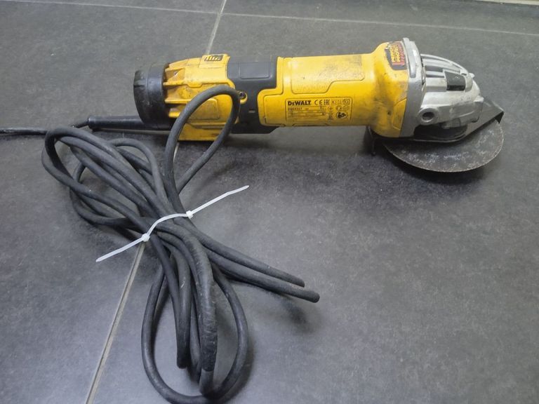 Дешиво Dewalt DWE4257 с ломбарда