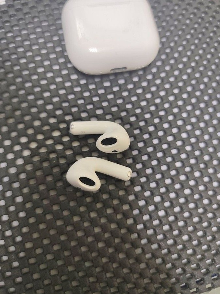 Дешево Apple airpods 4 with active noise cancellation з ломбарду