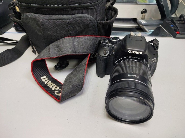 Дешево Canon eos 600d + ef-s 18-135mm f/3,5-5,6 is stm з ломбарду
