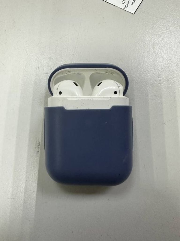 Apple airpods 2nd generation with charging case