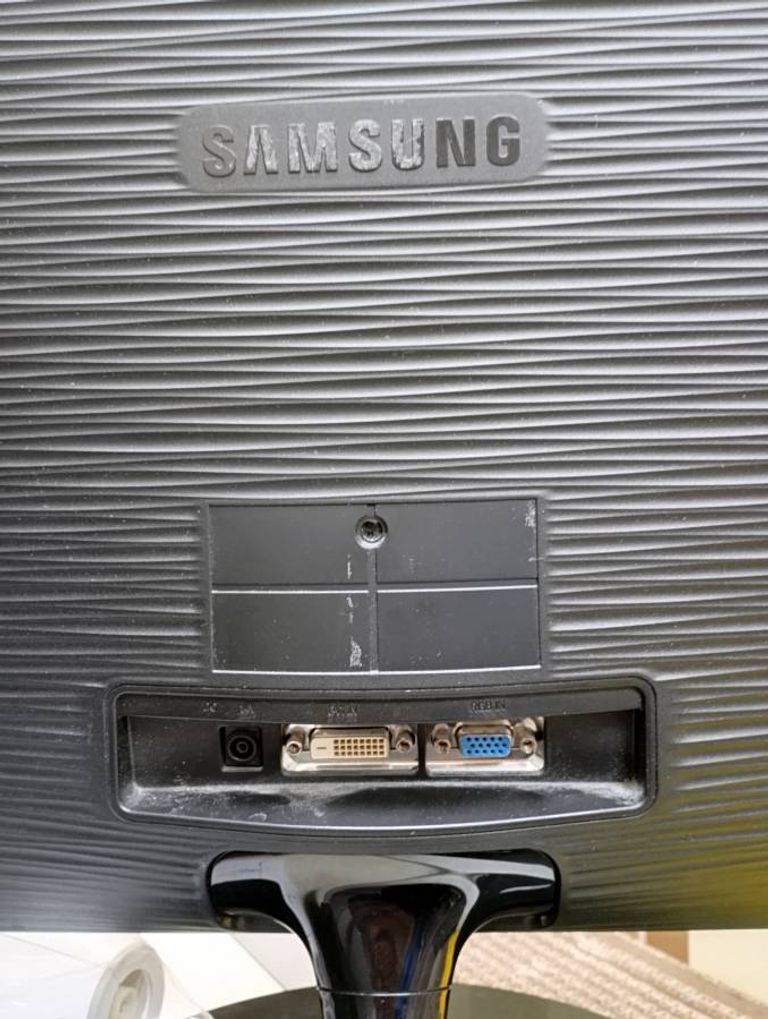 Дешиво Samsung s23b300 с ломбарда