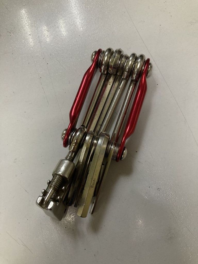 Оголошення Multitool 11 в 1 червоний Б/У