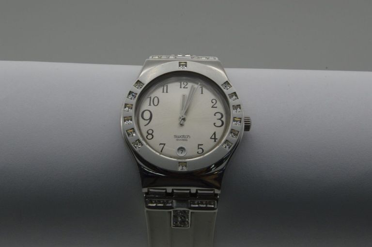 Дешиво Swatch жіночі з камінцями с ломбарда