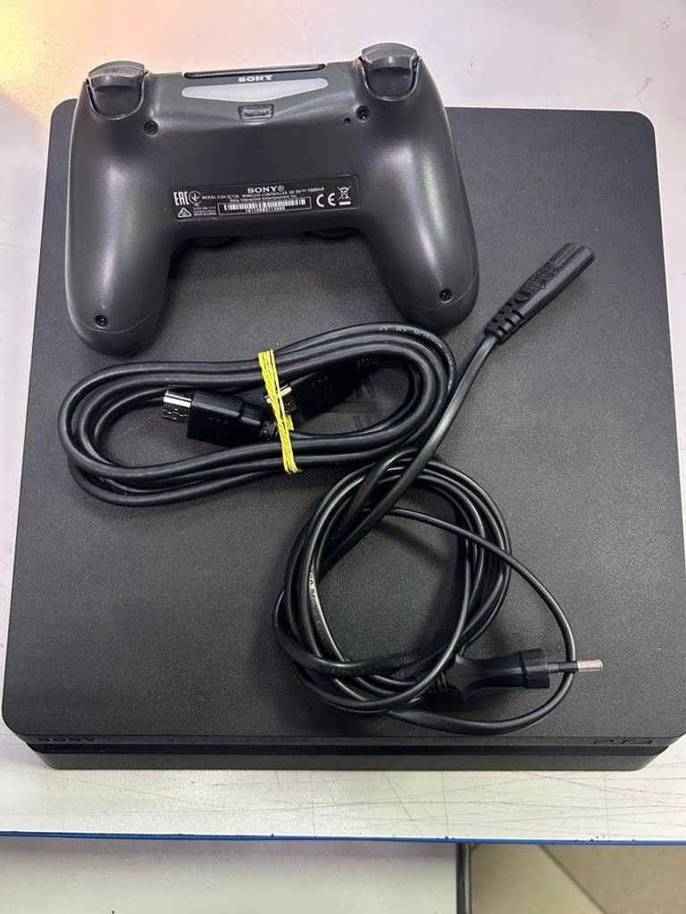 Купить  Sony PlayStation 4 Slim 1TB Black Б/У