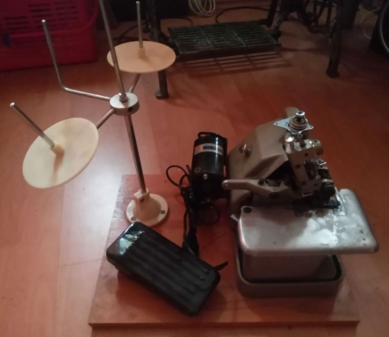 Дешево Оверлок трехниточный SHUANG GONG GN 1-113 на деревянной подставке з ломбарду