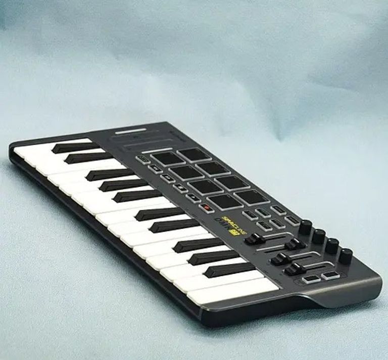 Оголошення MIDI-клавіатура Donner, портативний MIDI-контролер DMK25 з 25 чутливими клавішами. Новий! Б/У