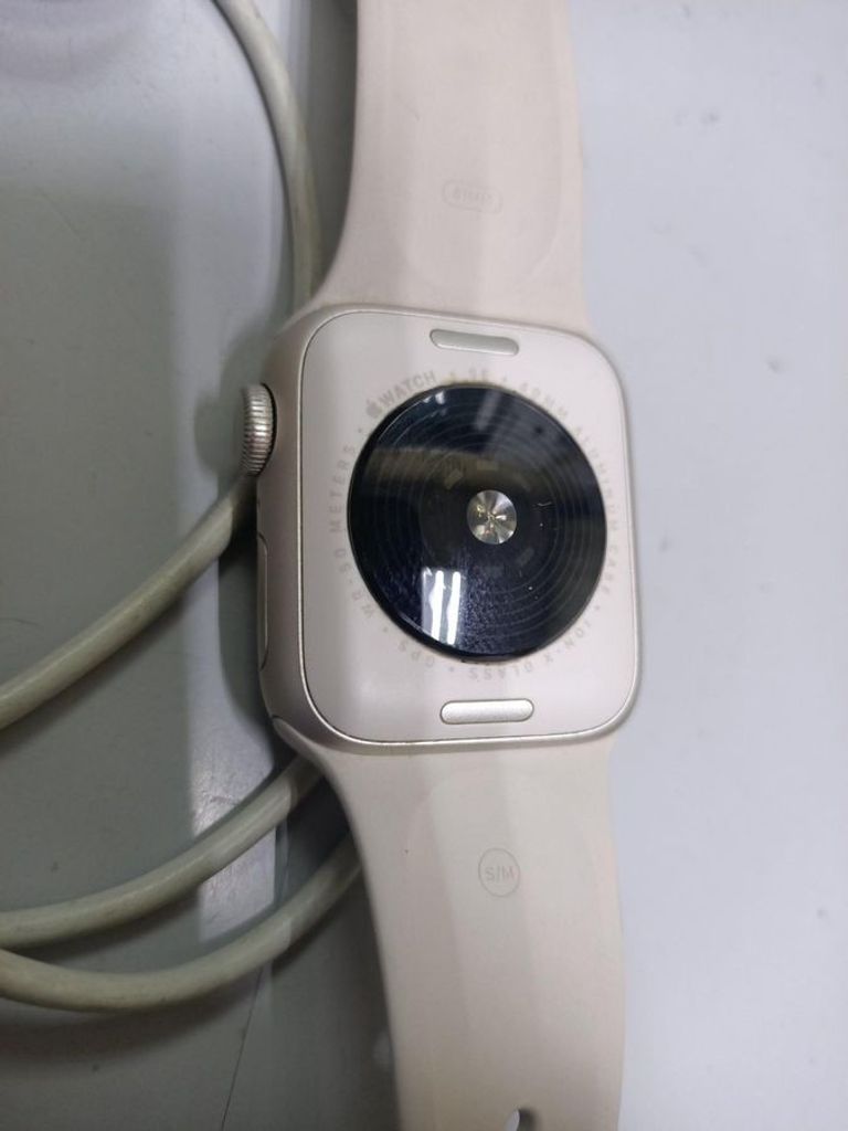 Дешево Apple watch se 2 gps 40mm starlight aluminium case with starlight sport band m/l з ломбарду