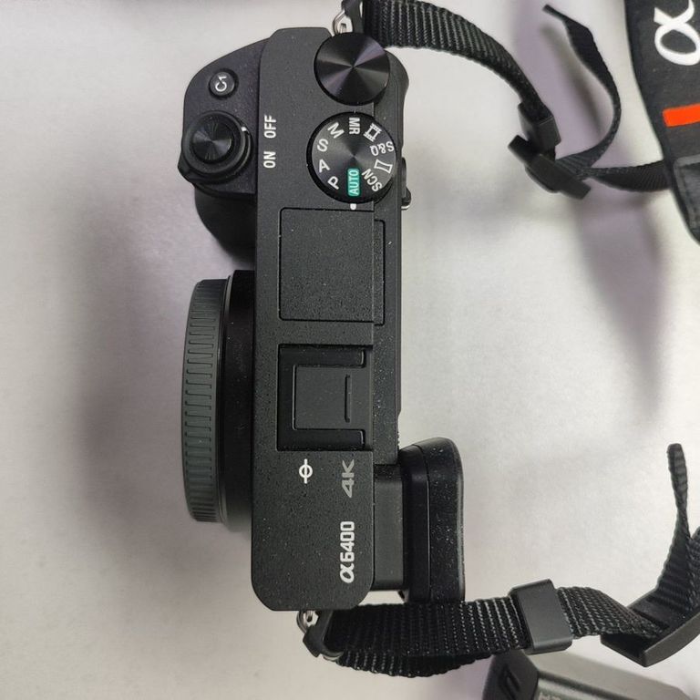 Дешиво Sony alpha a6400 + sel18135 18-135mm f/3,5-5,6 oss с ломбарда