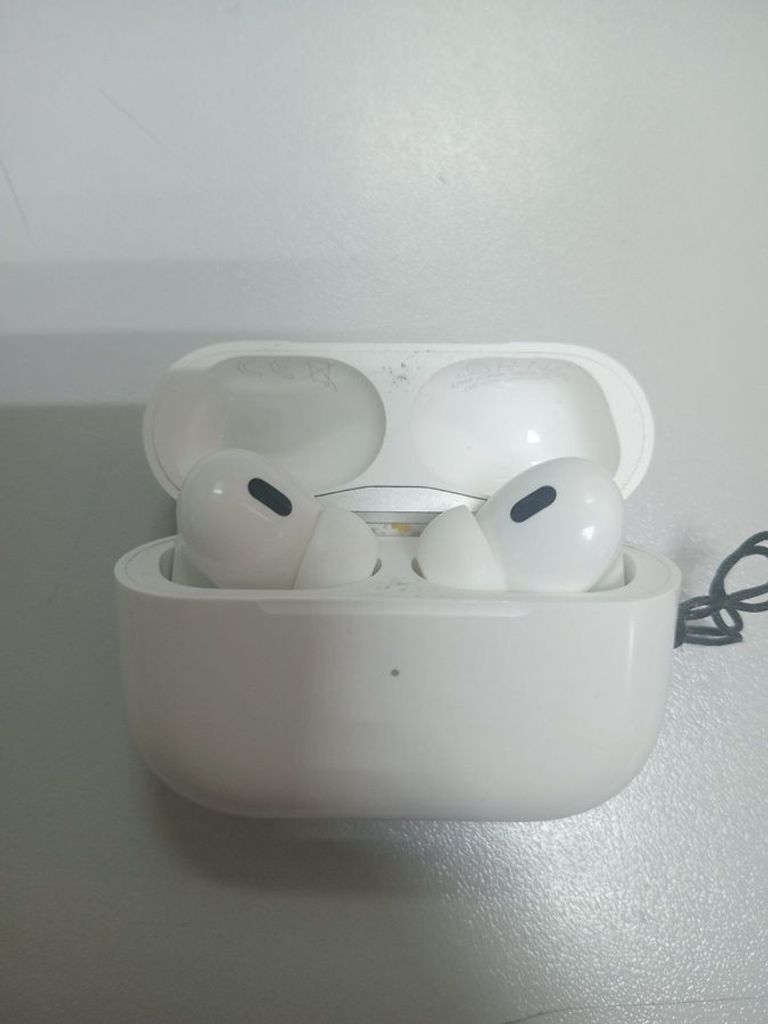 Купити Apple airpods pro 2nd generation with magsafe charging case usb-c Б/У