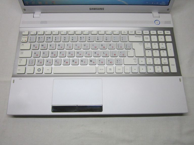 Дешево 4 ядра/6GB/640GB/2 видеокарты/15.6"/HDMI/ Samsung NP305V5A з ломбарду