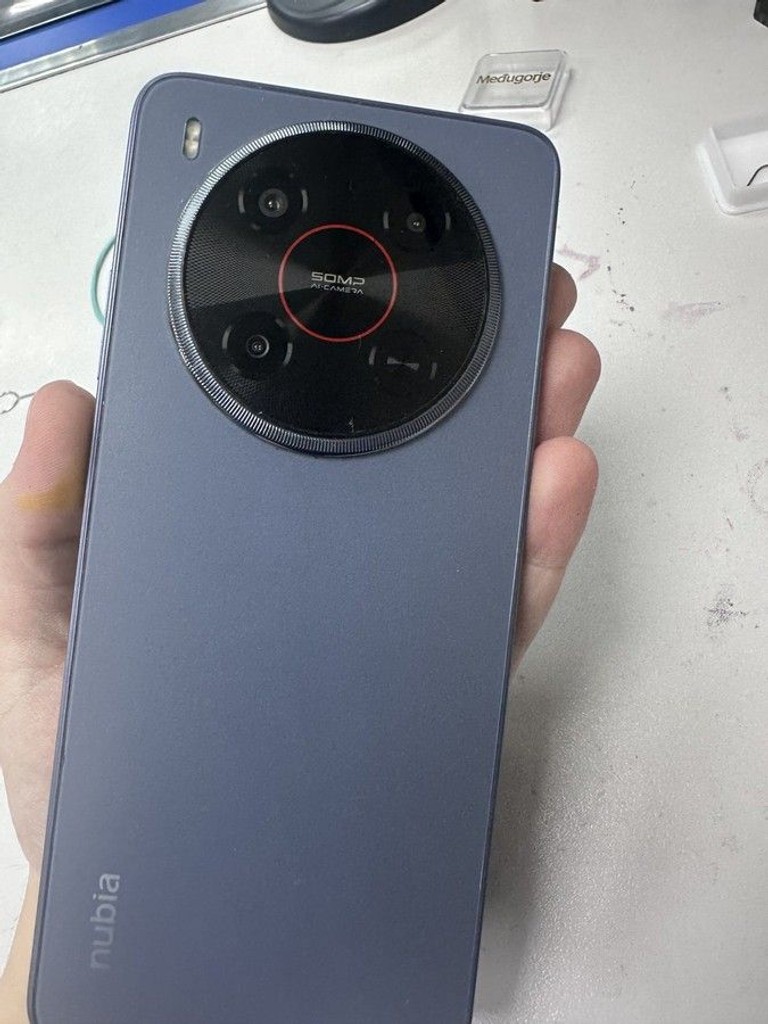 Оголошення Zte Nubia V70 Max 6/128GB Gray Б/У