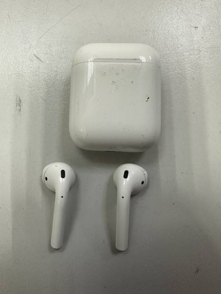 Apple airpods 2nd generation with charging case