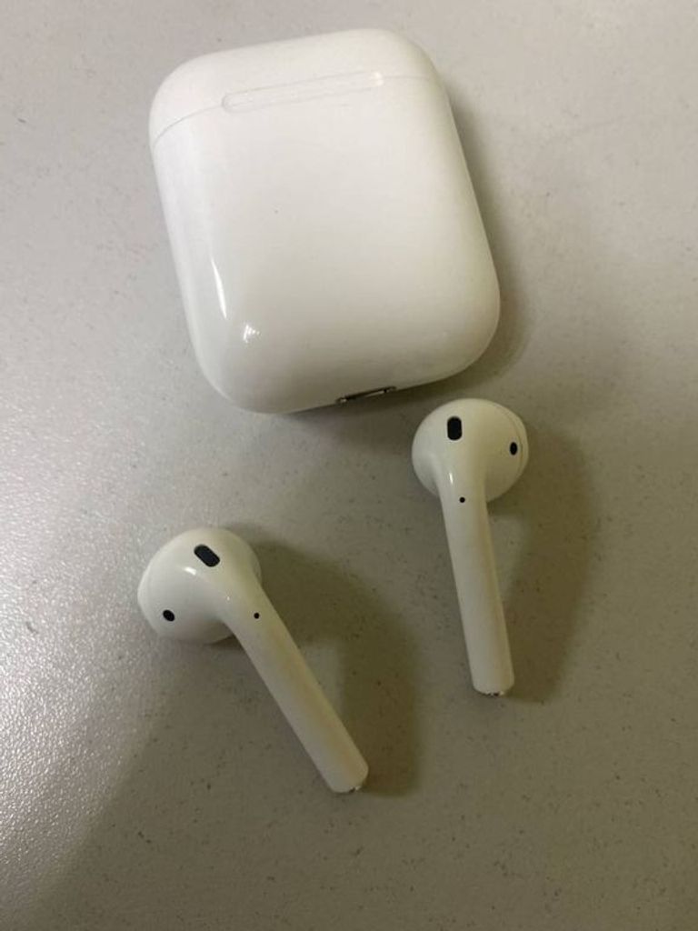 Apple airpods 2nd generation with charging case