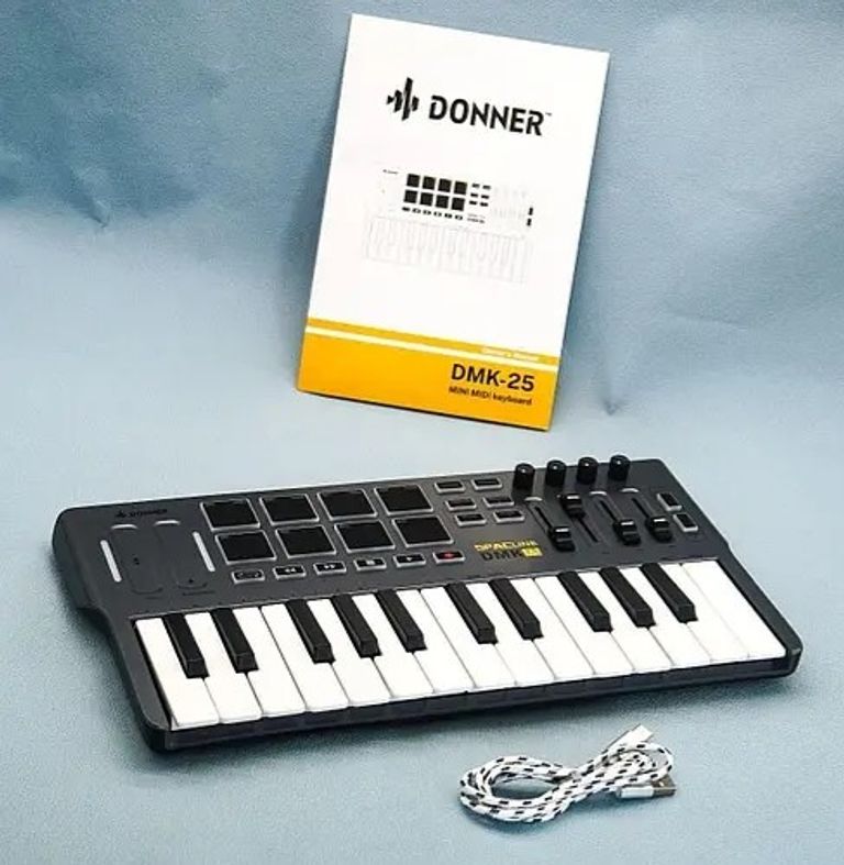 Дешево MIDI-клавіатура Donner, портативний MIDI-контролер DMK25 з 25 чутливими клавішами. Новий! з ломбарду