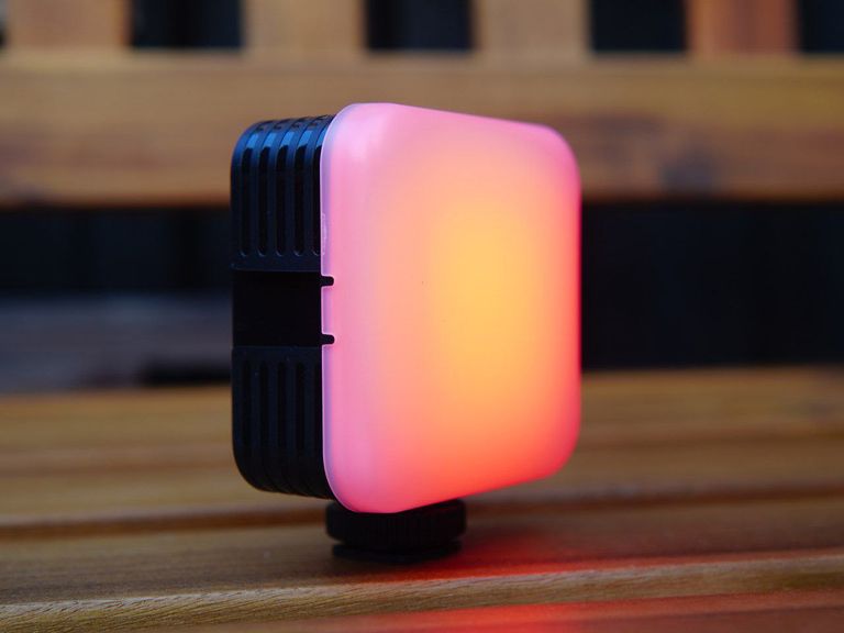 Купить Кольоровий RGB-відеосвітло для камер на магніті Neewer Mini Portable LED Light RGB61 Ємність акумулятора 2000 мА·год. Б/У