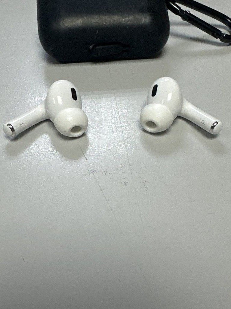 Купити Apple airpods pro 2nd generation with magsafe charging case usb-c Б/У