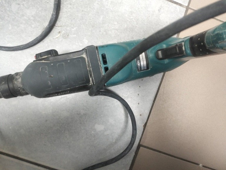 Дешево Makita HR2470 з ломбарду