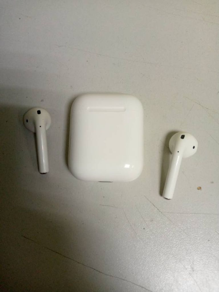 Apple airpods 2nd generation with charging case