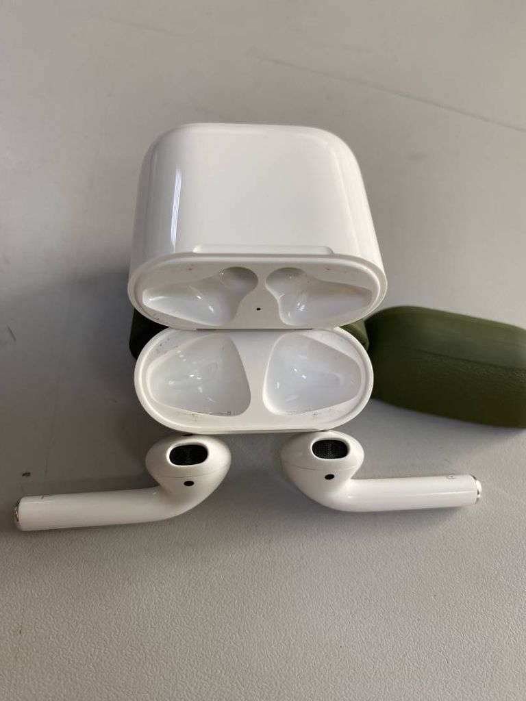 Apple airpods 2nd generation with charging case