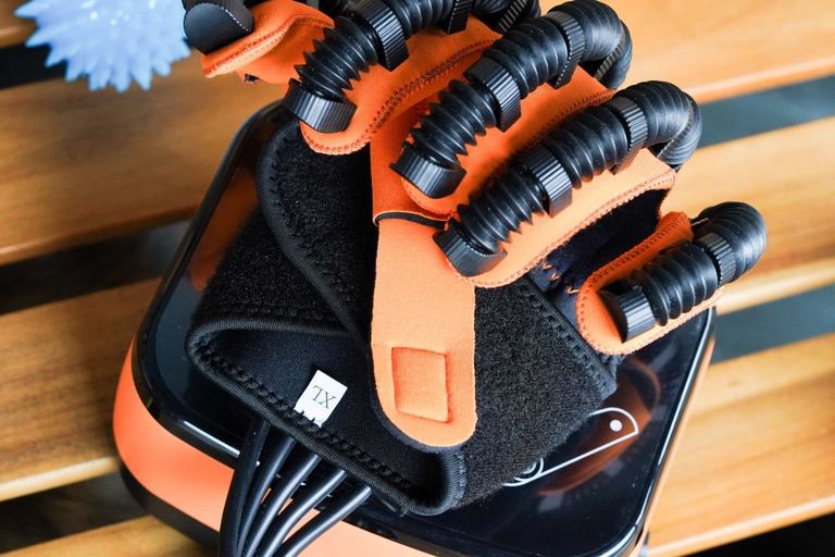 Дешево Робот тренажер для лівої руки та пальці, врозмір XL. Акумуляторний. Реабілітація після травм з дзеркальною перчаткою. з ломбарду