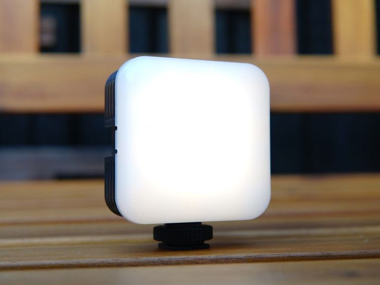 Объявление Кольоровий RGB-відеосвітло для камер на магніті Neewer Mini Portable LED Light RGB61 Ємність акумулятора 2000 мА·год. Б/У