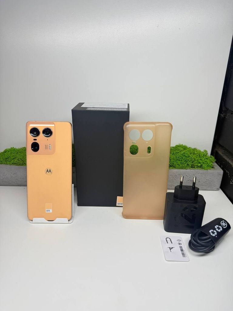 Купити Motorola Edge 50 Ultra 16/1TB Peach Fuzz (PB0Y0056) Б/У