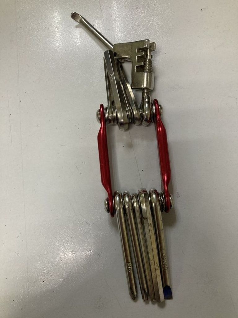 Дешево Multitool 11 в 1 червоний з ломбарду