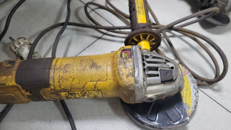 Дешево Dewalt DWE4257 з ломбарду