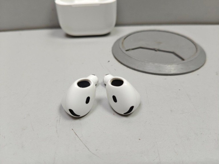 Дешево Apple airpods 4 з ломбарду