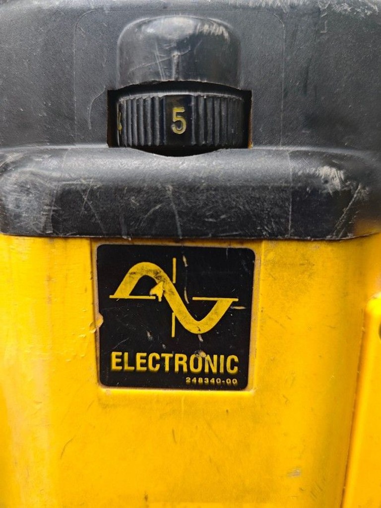 Розпродаж Dewalt DW625E, продавець Техноскарб