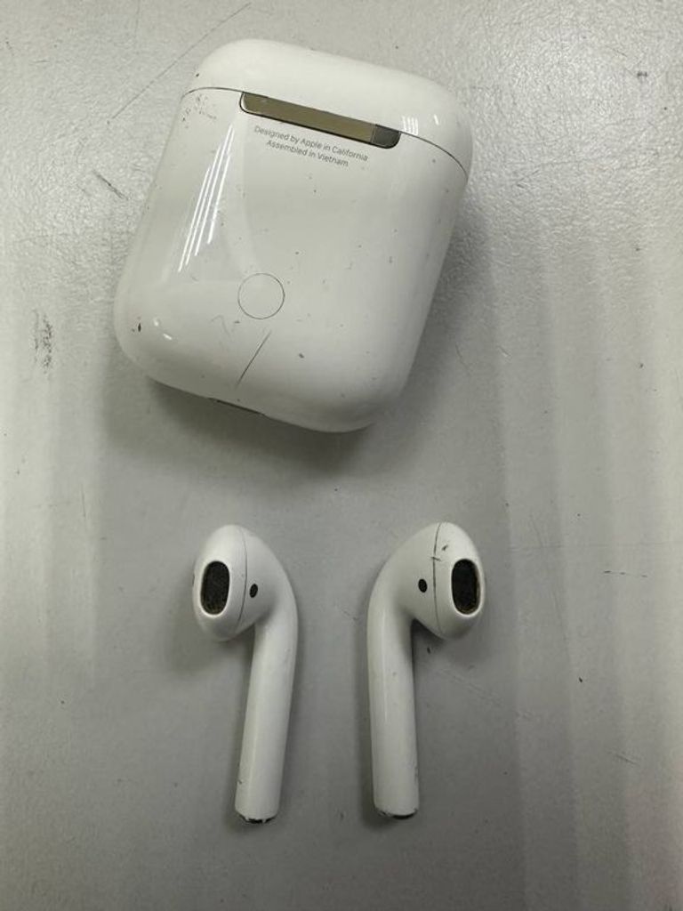 Apple airpods 2nd generation with charging case