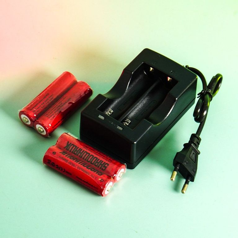 Купити 4X оригінальні акумулятори Shadowhawk 3,7 В 5000 мАг акумулятор + зарядний пристрій. 100-240VAC 50/60HZ OUTPUT: 4.2VDC 1A Б/У