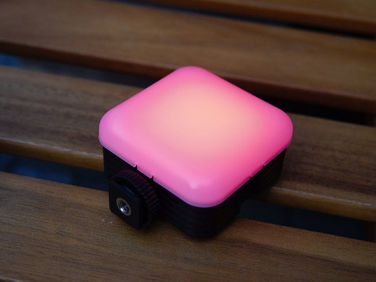 Дешиво Кольоровий RGB-відеосвітло для камер на магніті Neewer Mini Portable LED Light RGB61 Ємність акумулятора 2000 мА·год. с ломбарда