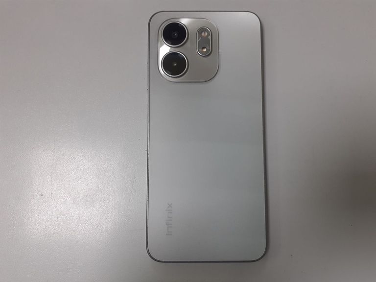 Дешево Infinix Smart 9 4/128GB Metallic Black з ломбарду