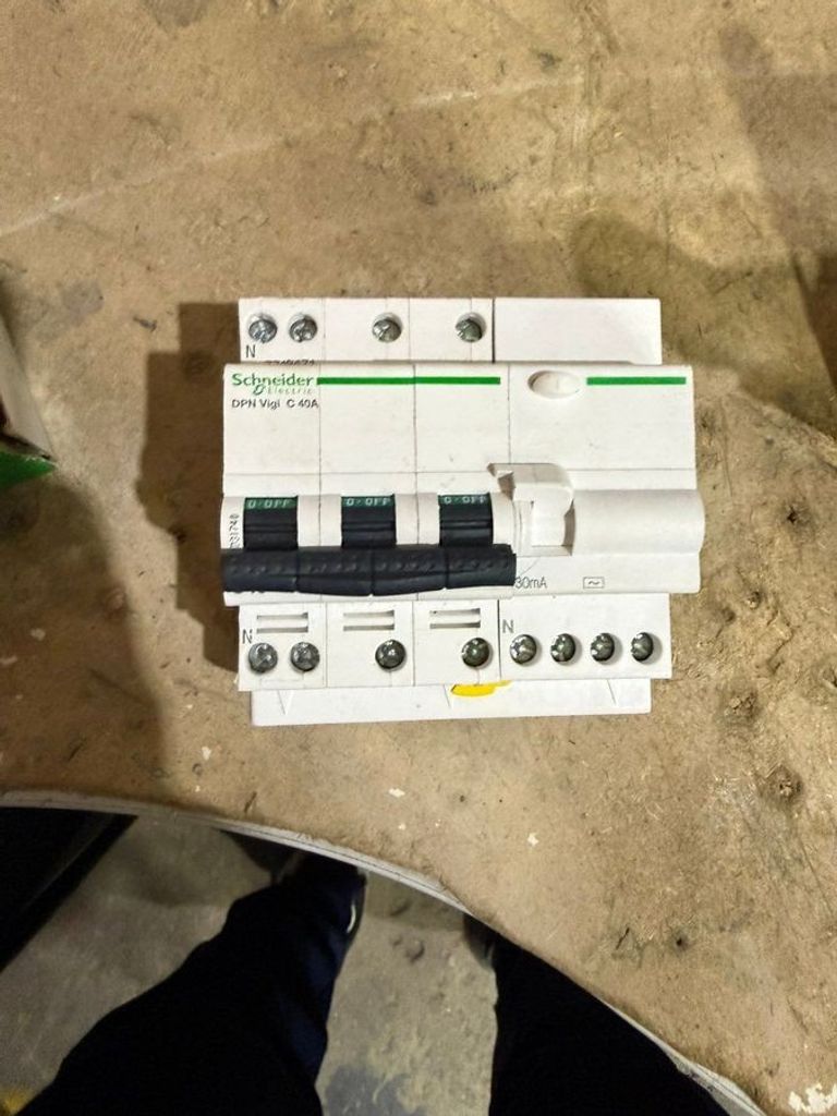 Купити Schneider Electric acti 9 (a9d31740) Б/У