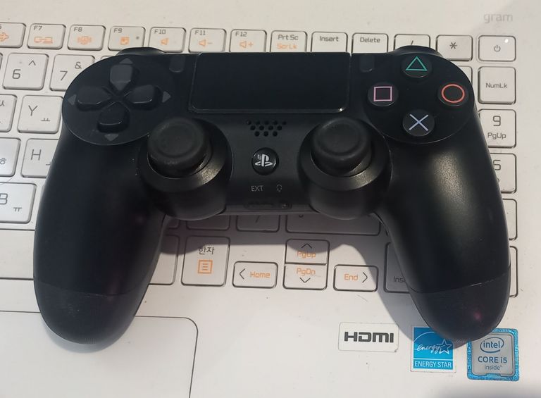 Купить Sony DualShock 4 V2 Black  Б/У