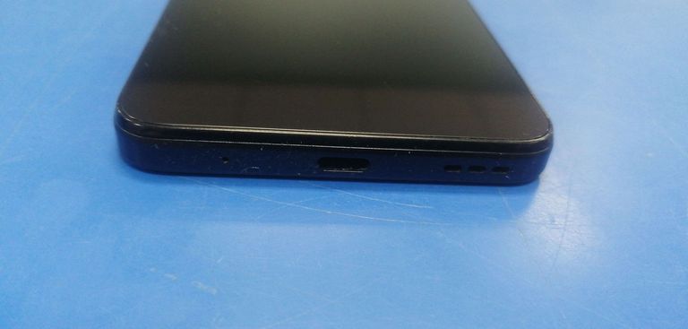 Дешево Motorola moto e13 8/128gb xt2345-3 з ломбарду