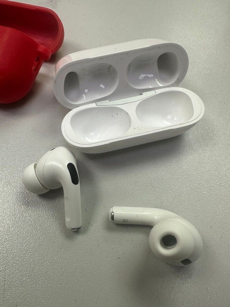 Дешево Apple airpods pro 2nd generation with magsafe charging case usb-c з ломбарду