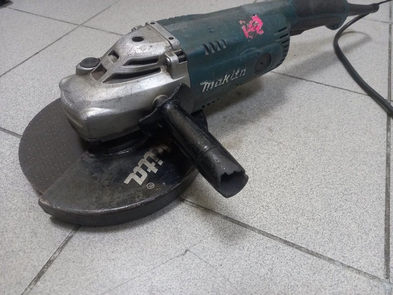 Оголошення Makita ga9020s Б/У