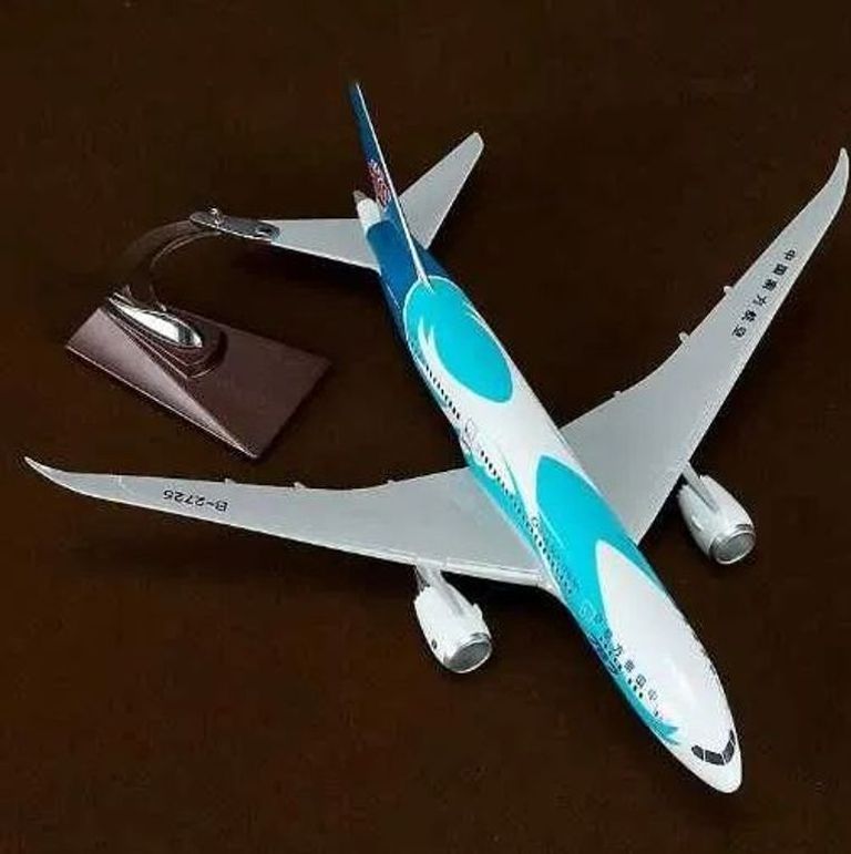 Boeing 787-8 DreamLiner China Southern Airlines B-2725, 43см (масштаб 1:130)