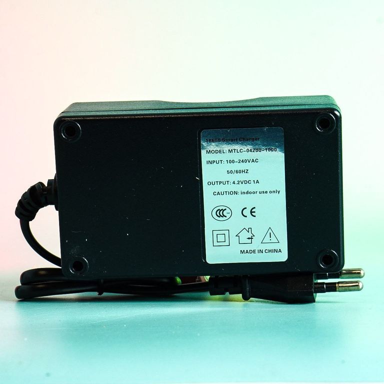 4X оригінальні акумулятори Shadowhawk 3,7 В 5000 мАг акумулятор + зарядний пристрій. 100-240VAC 50/60HZ OUTPUT: 4.2VDC 1A Код:null. Зображення 4